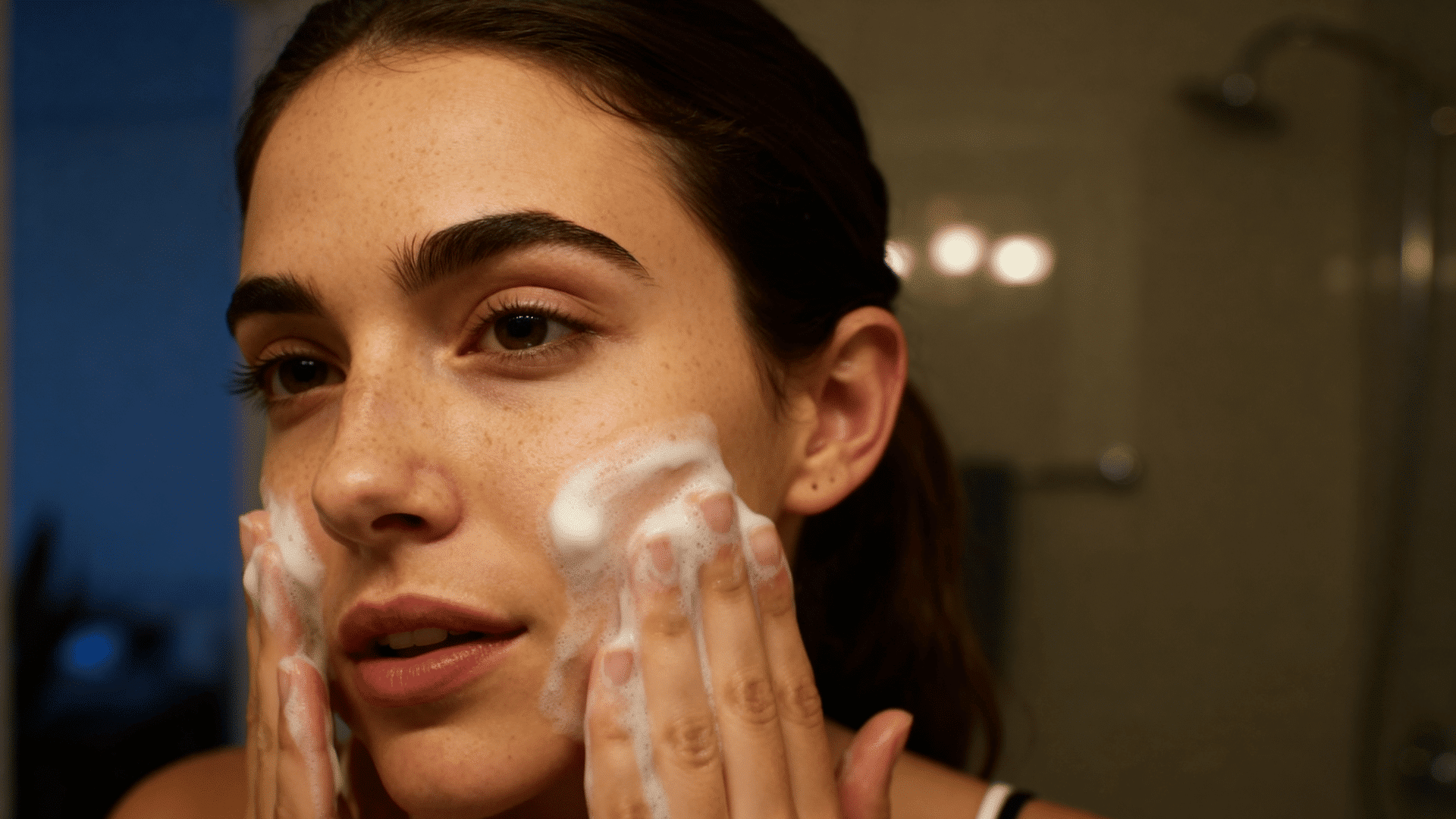 woman gently cleansing her face with a facial cleanser during her <echighlighted><echighlighted><echighlighted><echighlighted><echighlighted><echighlighted>nighttime skincare routine</echighlighted></echighlighted></echighlighted></echighlighted></echighlighted></echighlighted>.