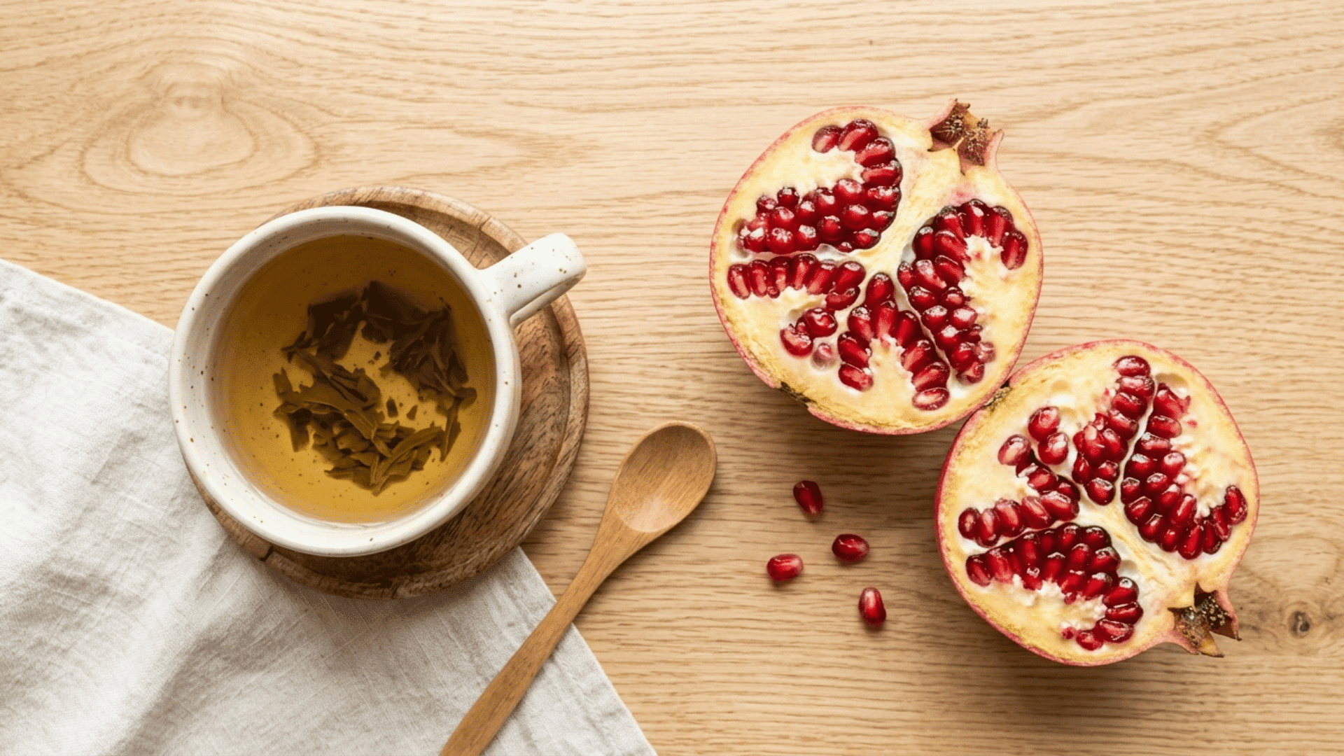 green tea and pomegranate, foods rich in polyphenols that support skin collage